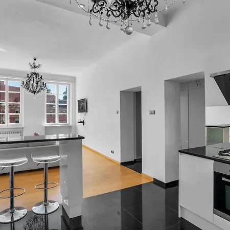 Castle - Prime Location, Historic Center, Castle View, Fast Internet - By Rentujemy Apartment Warsaw